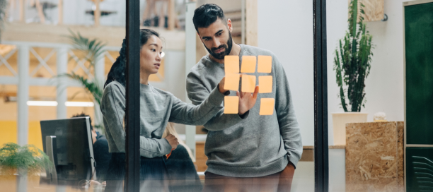 Twee collega’s bespreken ideeën tijdens een brainstormsessie.